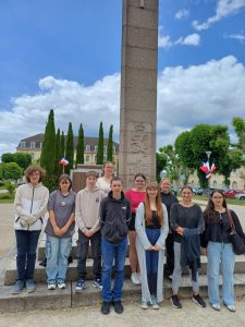 Les lauréats devant le monument de la Résistance à Vesoul.